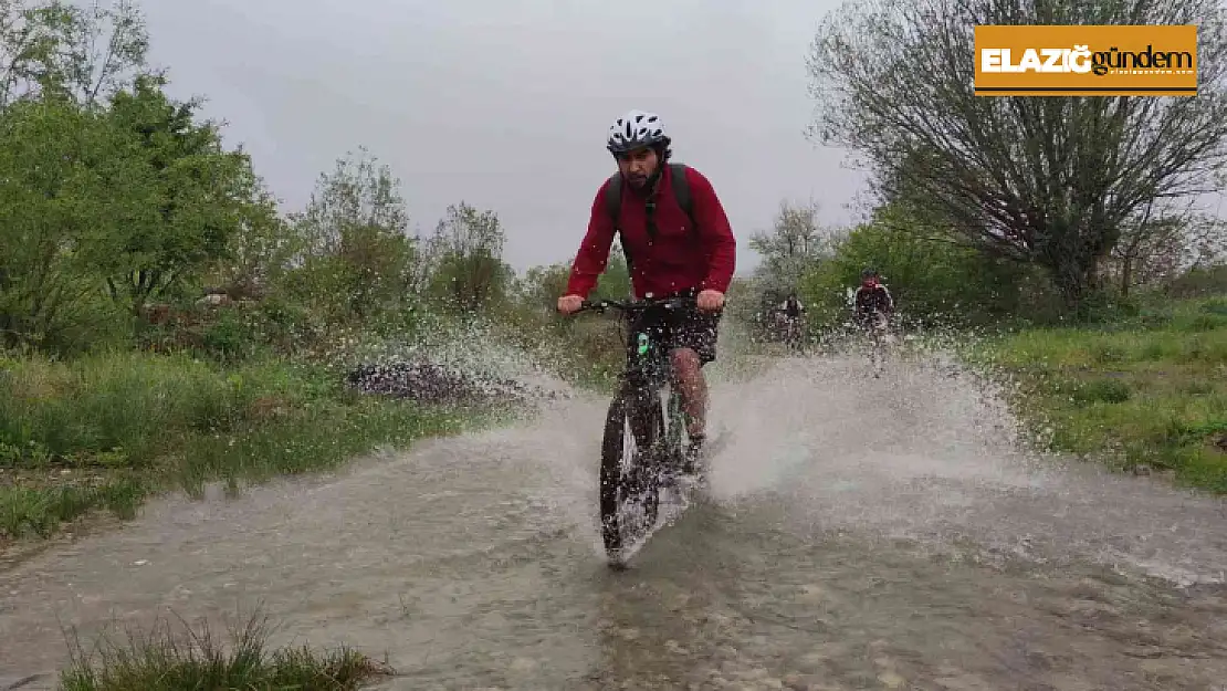 Farkındalık için yağmur altında zorlu yollarda 50 kilometre pedal çevirdiler