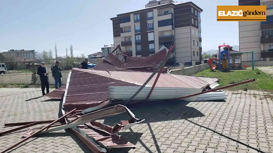 Fırtına Karakoçan'da çatıları uçurdu