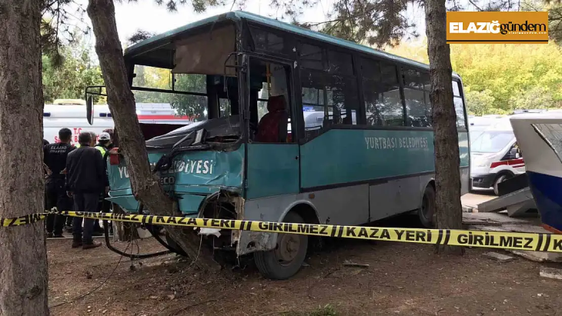 Freni patlayan midibüs 2 aracı biçip parka daldı: 1'i ağır, çoğu öğrenci 27 yaralı