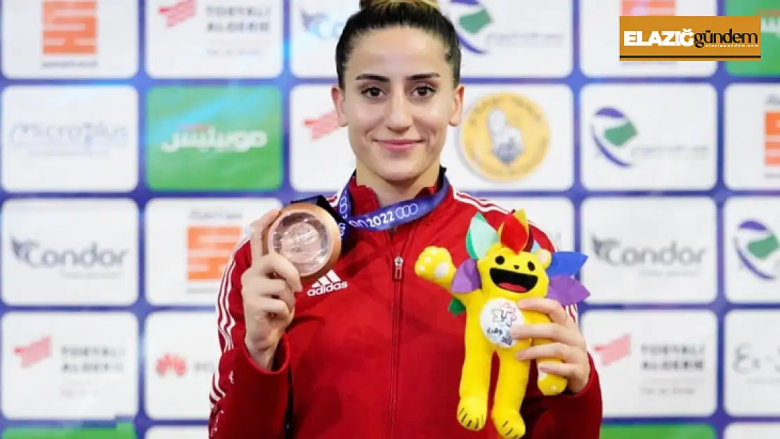 Gizem Özer, Dünya Üniversiteler Boks Şampiyonası'nda yarı finale çıktı