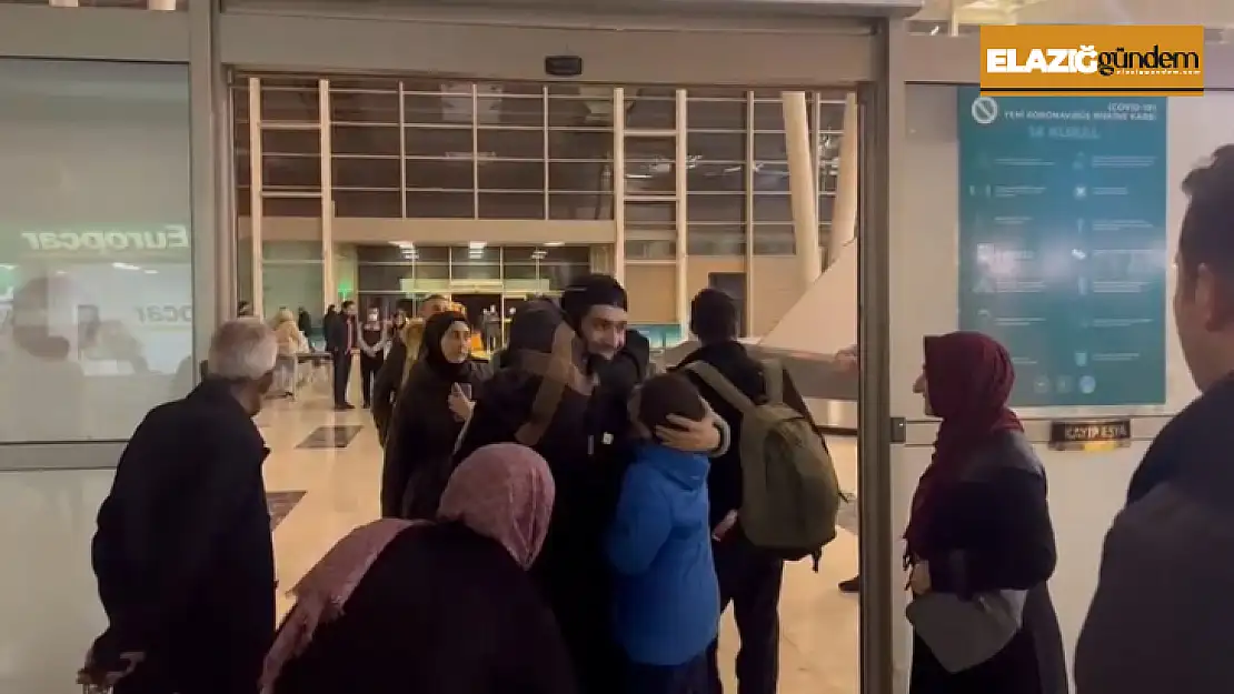 Güney Kore'de bırakmak zorunda kaldığı oğlunu 8 yıl sonra kucakladı