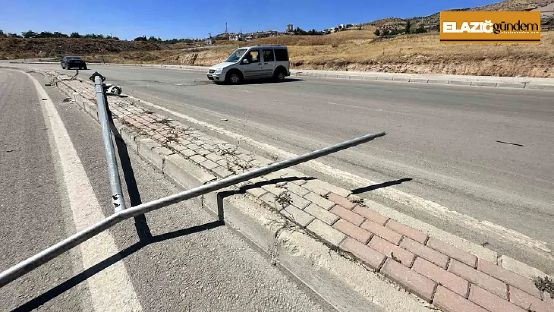 Hafif ticari araç aydınlatma direğini yıktı: 1 yaralı