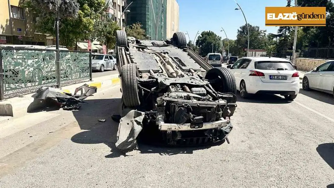 Hafif ticari araçla çarpışan otomobil takla attı: 3 yaralı