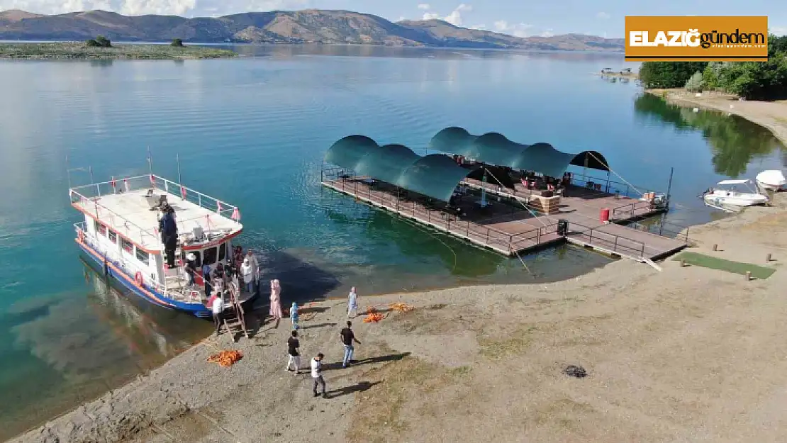 Hayalini gerçekleştirdi, su üzerine kafe kurdu