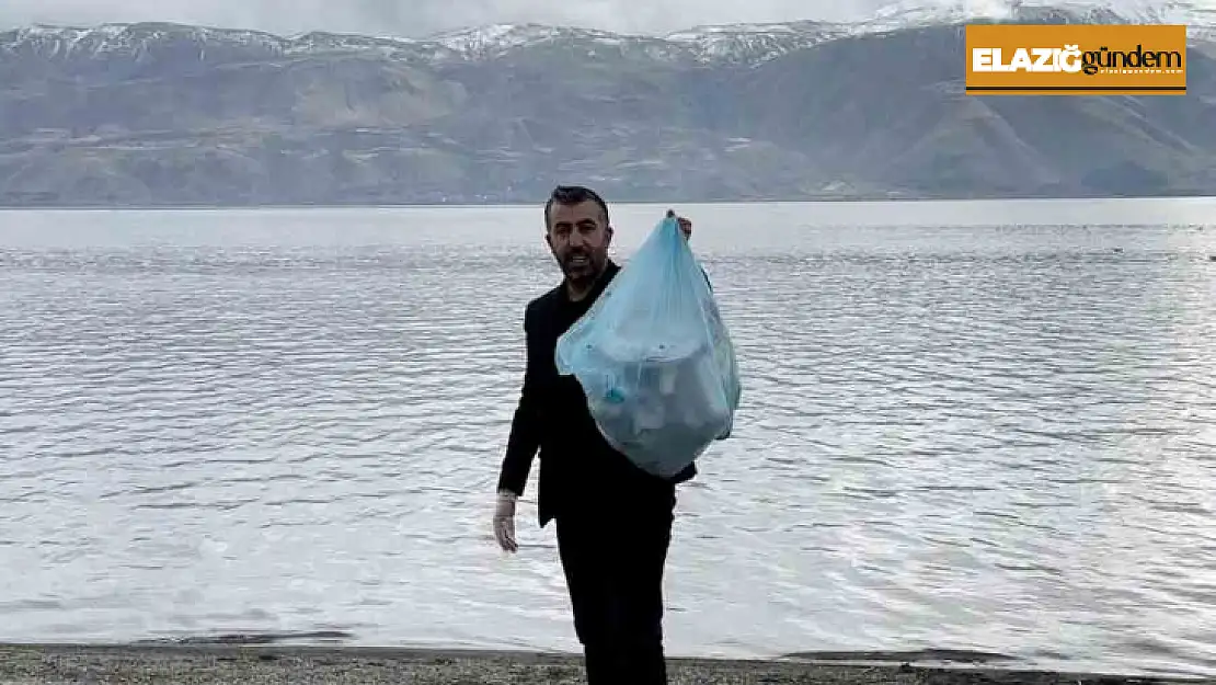 Hazar Gölü çevresindeki çöpleri elleri ile tek tek topladı