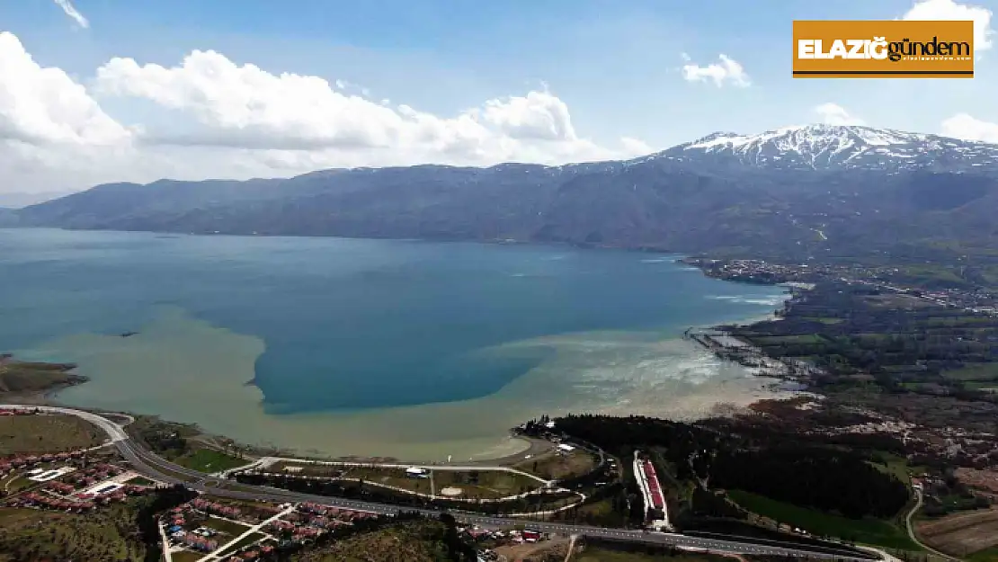 Hazar Gölü'nün kıyısı renk değiştirdi