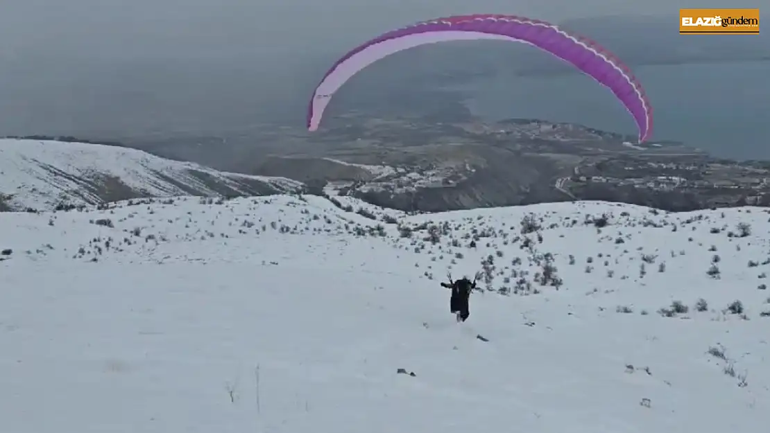 Hazarbaba Dağı'nda göl manzarası eşliğinde yamaç paraşütü