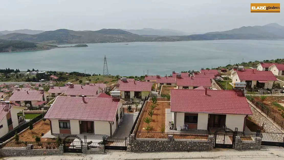 Hem güven hem de huzur veren göl manzaralı deprem konutları