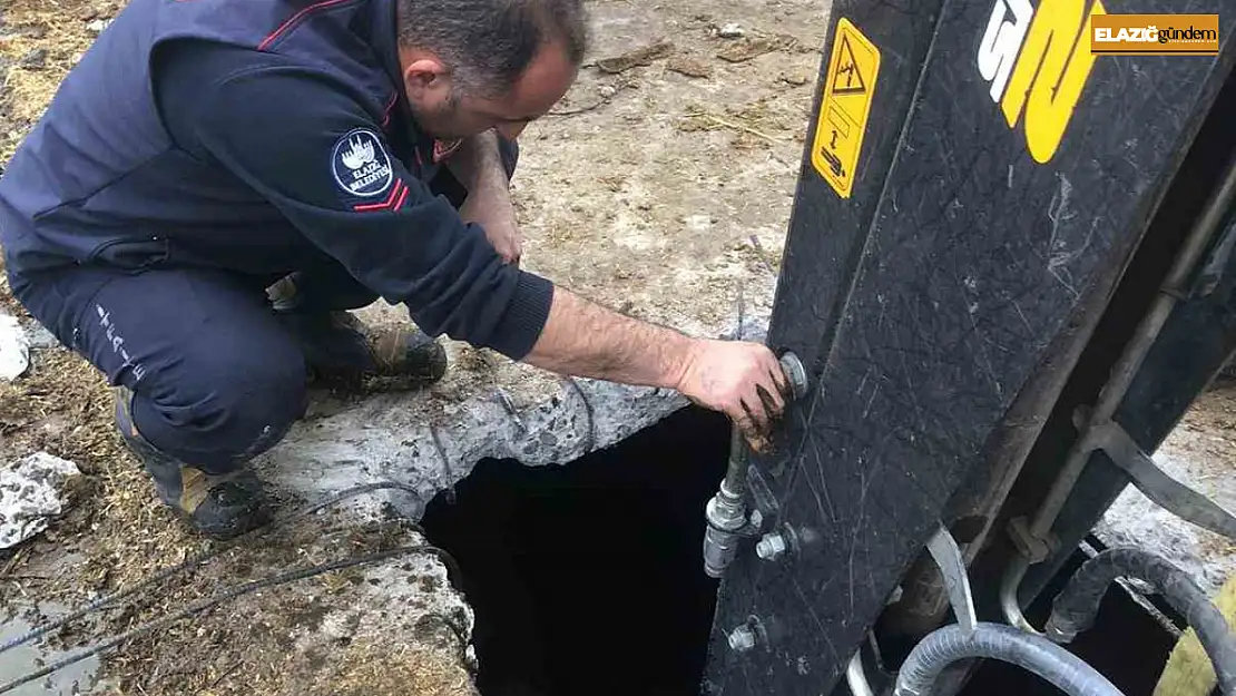 İtfaiye ekipleri kuyuya düşen gebe inek için zamanla yarıştı