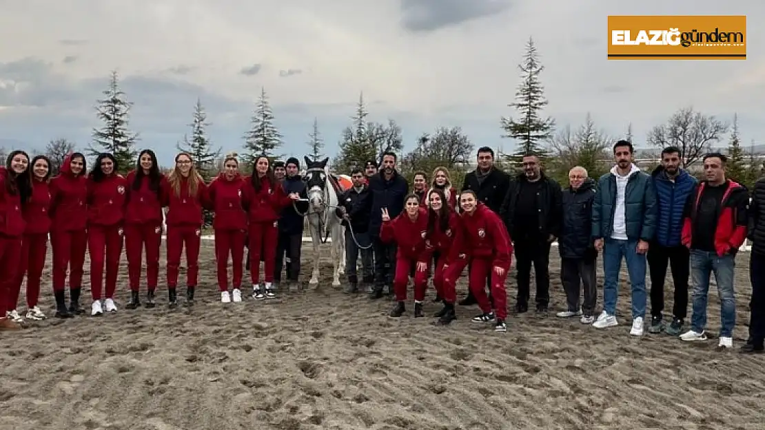 Kadın voleybolcular at binerek stres attı