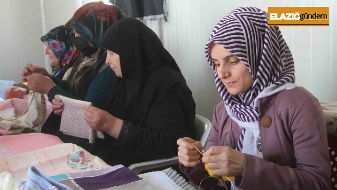 Kadınlar, depremin izlerini üreterek siliyor