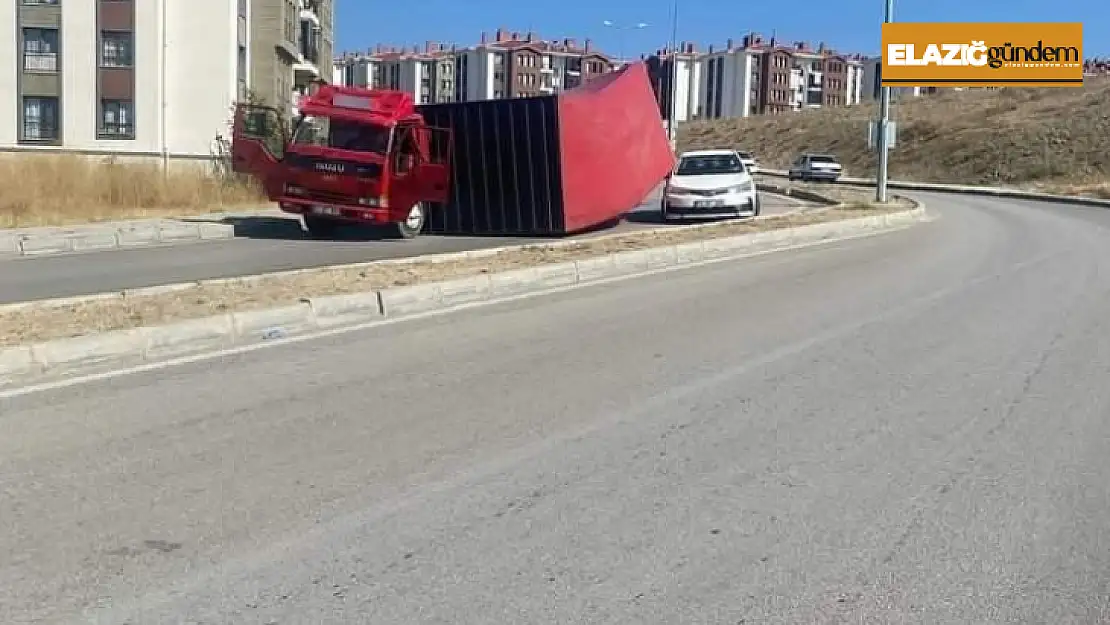 Kamyonun dorsesi devrildi: Gördüğü kazayı spiker gibi anlattı