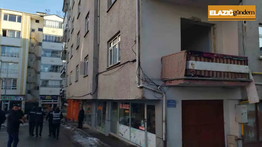 Karakoçan'da ağır hasarlı 11 binada boşaltma işlemi sürüyor
