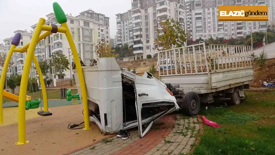 Kupası açılarak oyun parkına dalan kamyonetin sürücüsü hayatını kaybetti