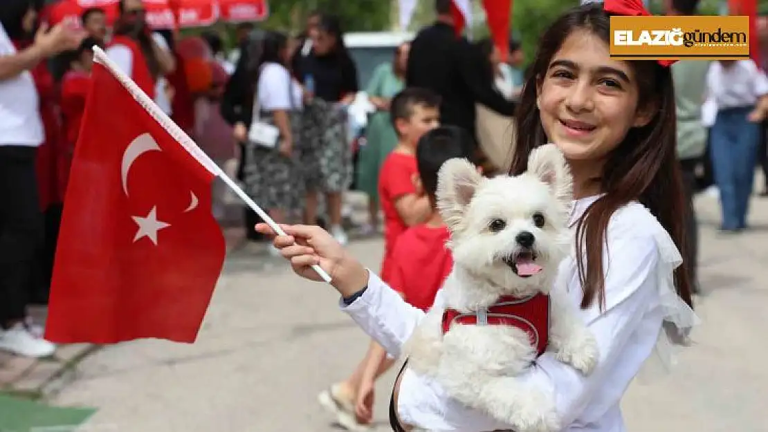 Kurulan 23 Nisan Sokağında çocuklar şiir okudu, halay çekti