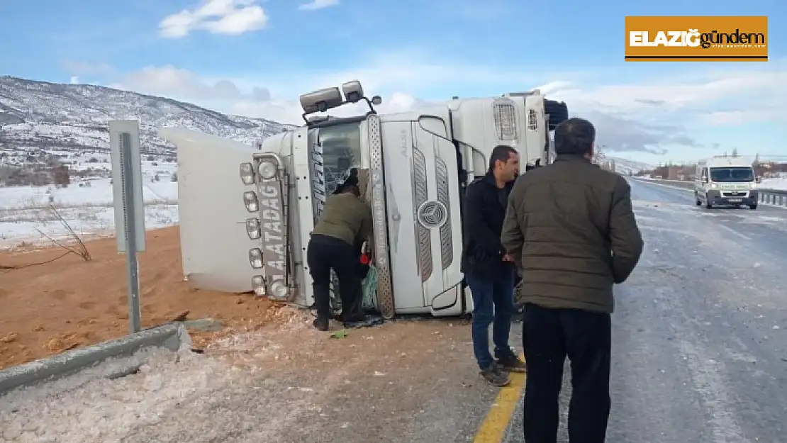 Malatya karayolunda tır devrildi