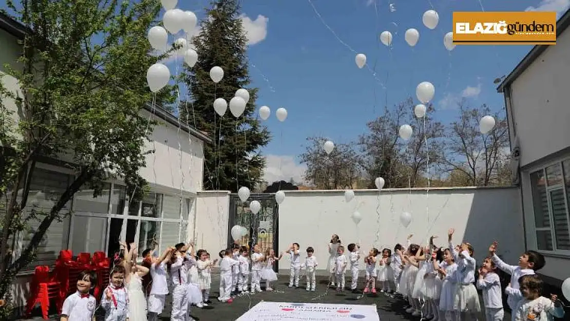 Minik öğrenciler depremde hayatını kaybedenler için gökyüzüne balon bıraktı