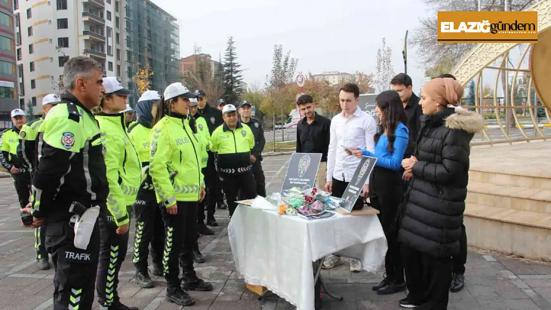 Öğrenciler görev başındaki polisleri unutmadı