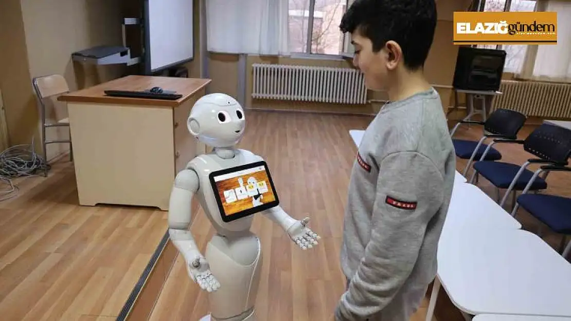 Otizmli çocuklar insansı robot 'Pepper' ile öğrenecek