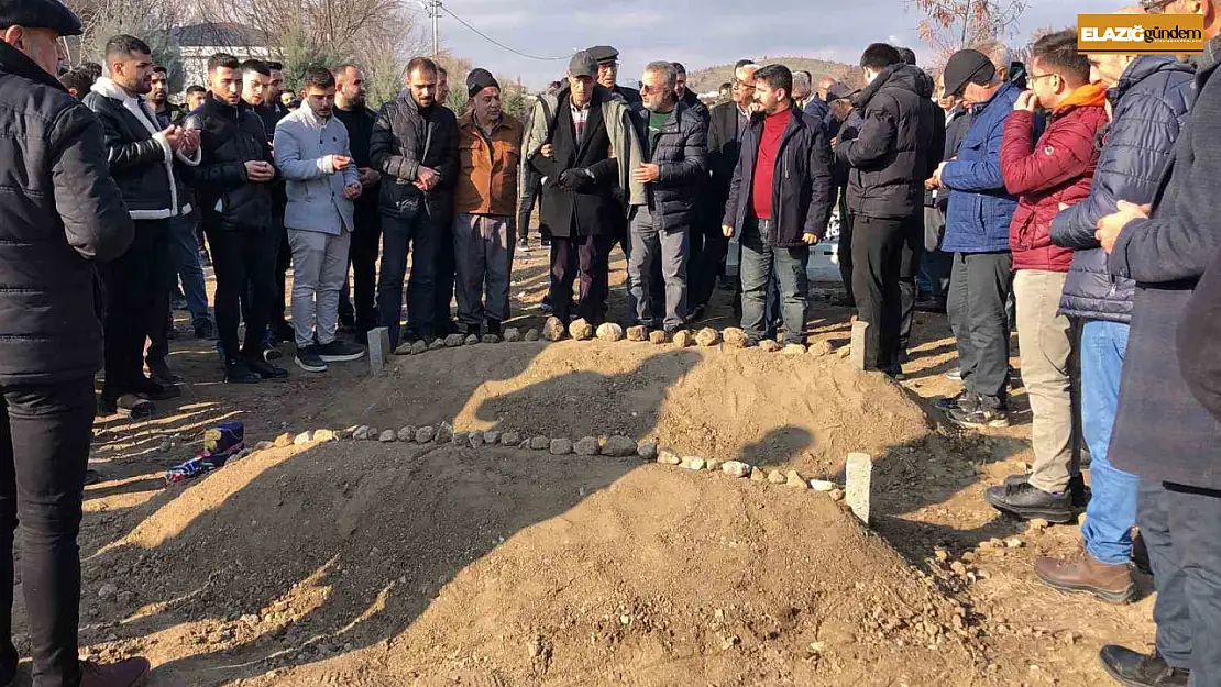 Otobüs kazasında hayatını kaybeden genç çift, yan yana defnedildi