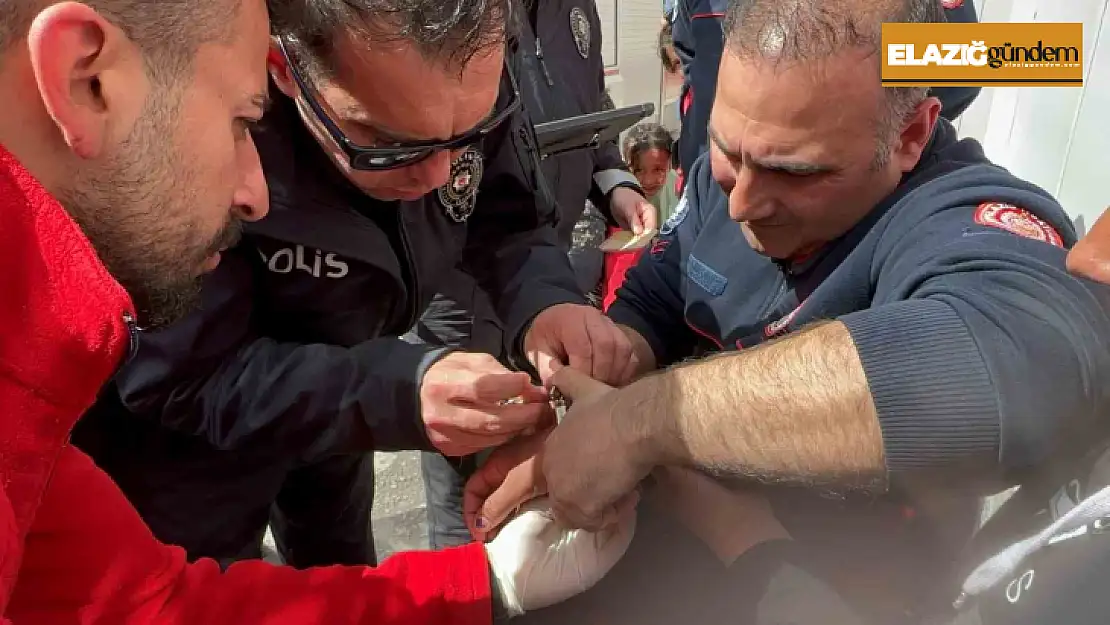 Oyun sırasında eline taktığı kelepçeyi çıkartmak için ekipler bir saat uğraştı