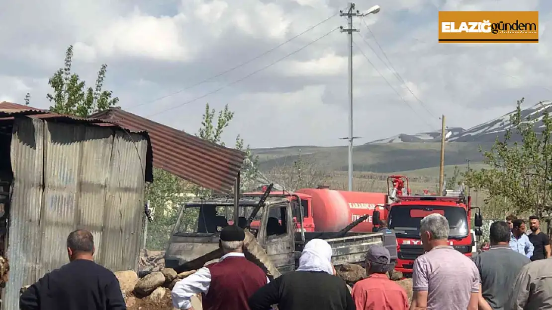 Karakoçan'da park halindeki kamyonet alev aldı