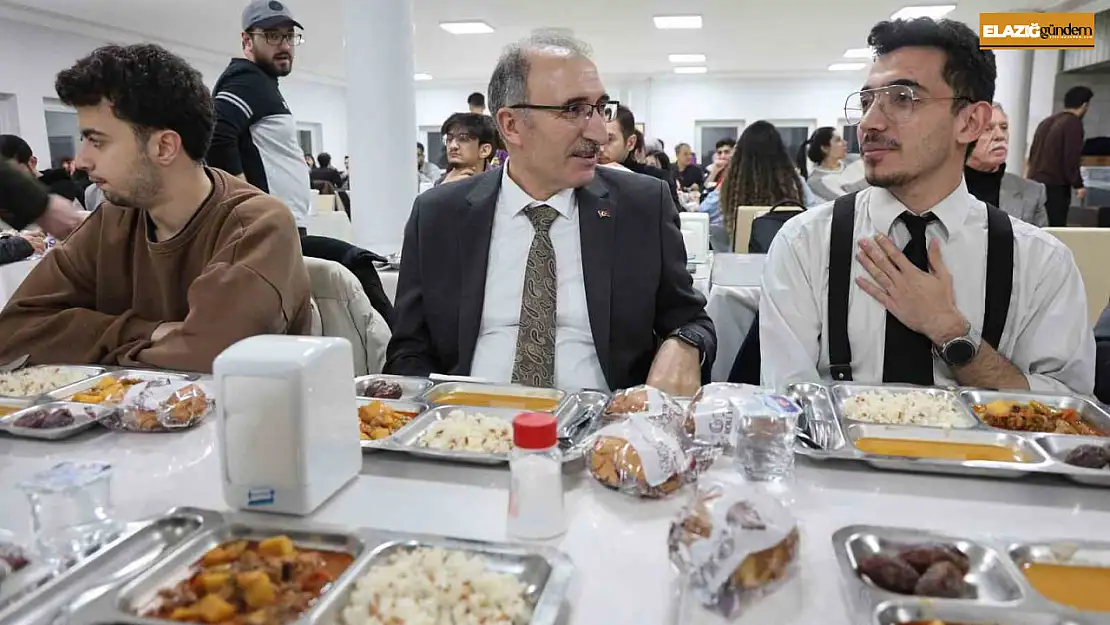 Rektör Göktaş öğrencilerle iftar açtı