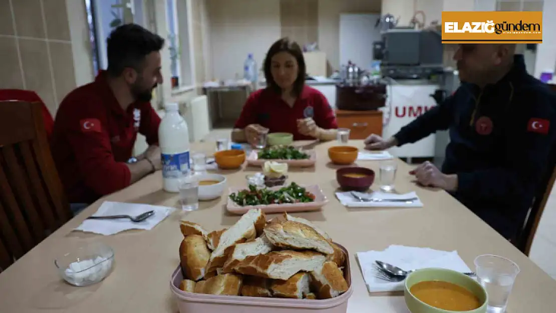 Sağlık çalışanları ilk iftarlarını görev başında yaptı