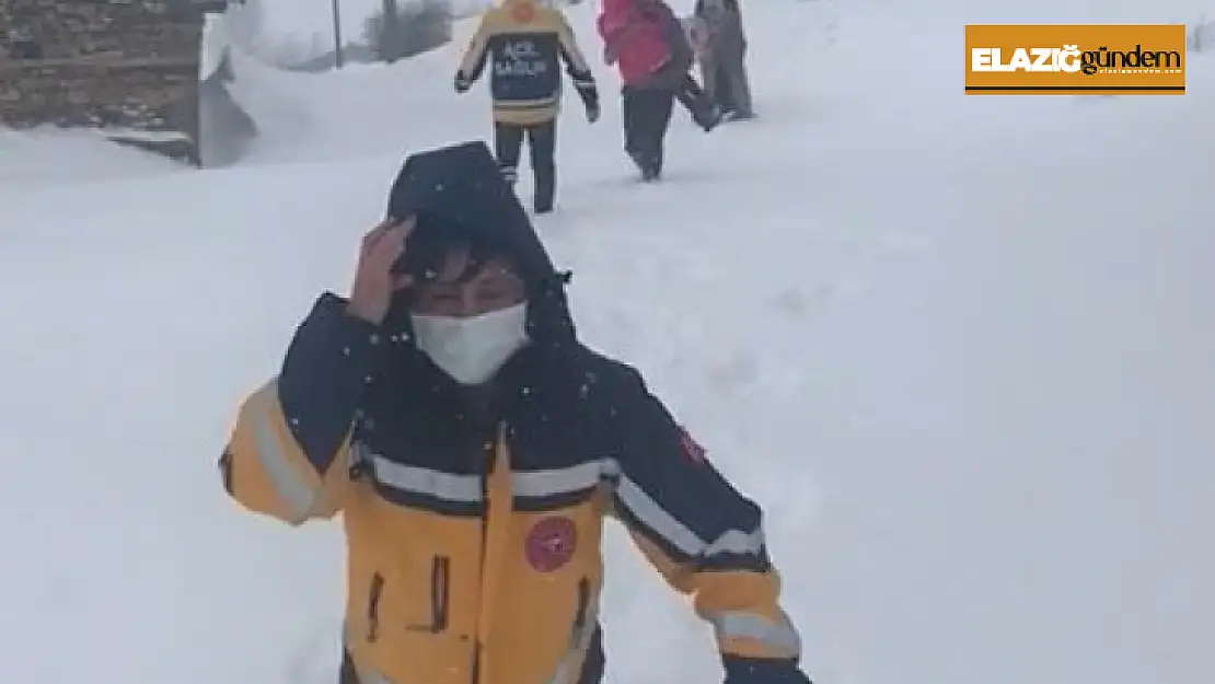 Sağlık personeli karda mahsur kalan hasta çocuğu kucağında böyle taşıdı