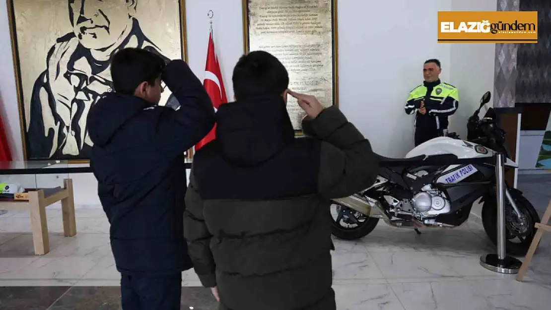 Şehit Fethi Sekin'in balmumu heykeliyle tanışan çocukların dokunaklı selamı