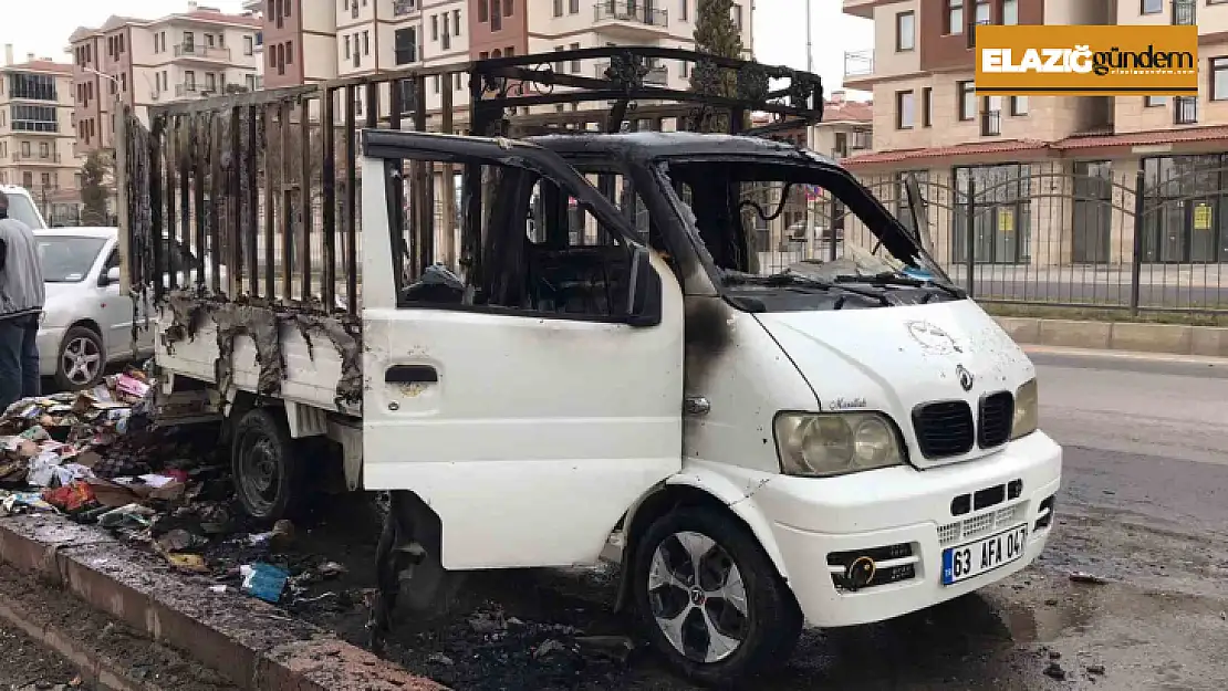 Seyir halinde alev alan pikap küle döndü, 14 yaşındaki çocuk yaralandı