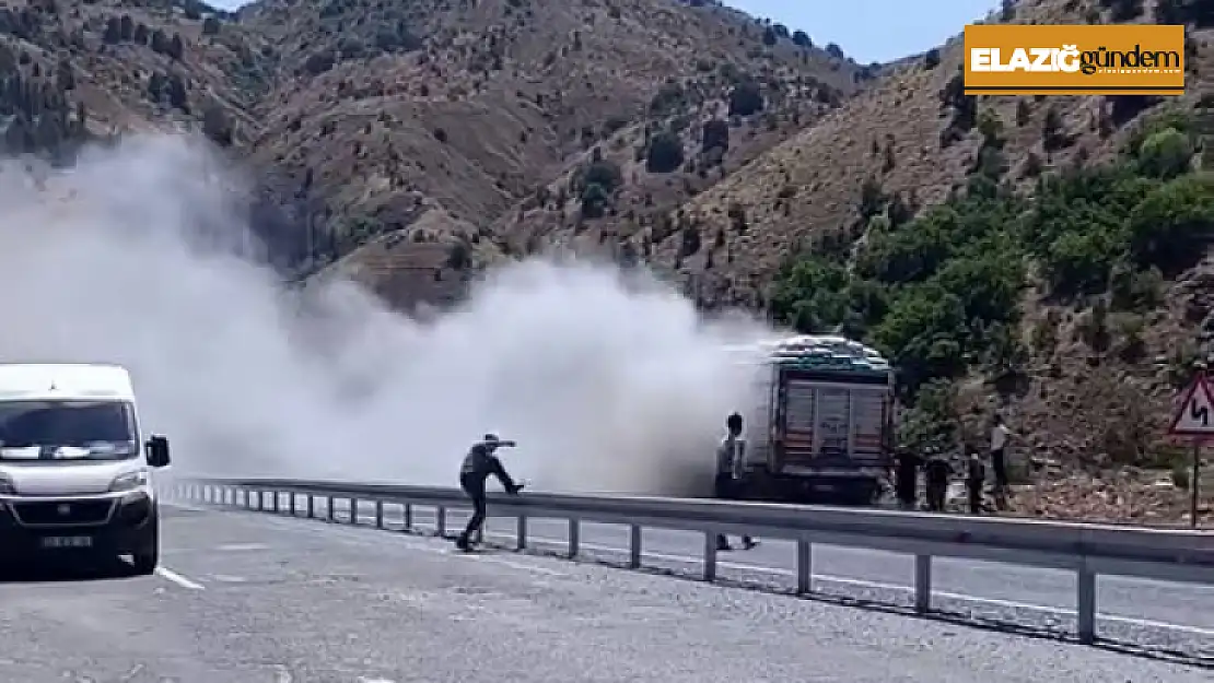 Seyir halindeki kamyondan yükselen dumanlar paniğe neden oldu