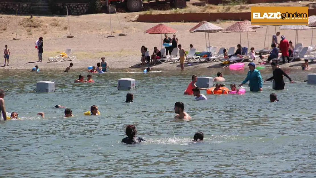 Sıcaktan bunalanlar Hazar Gölü'ne akın etti, plajlar Ege ve Akdeniz'i aratmadı