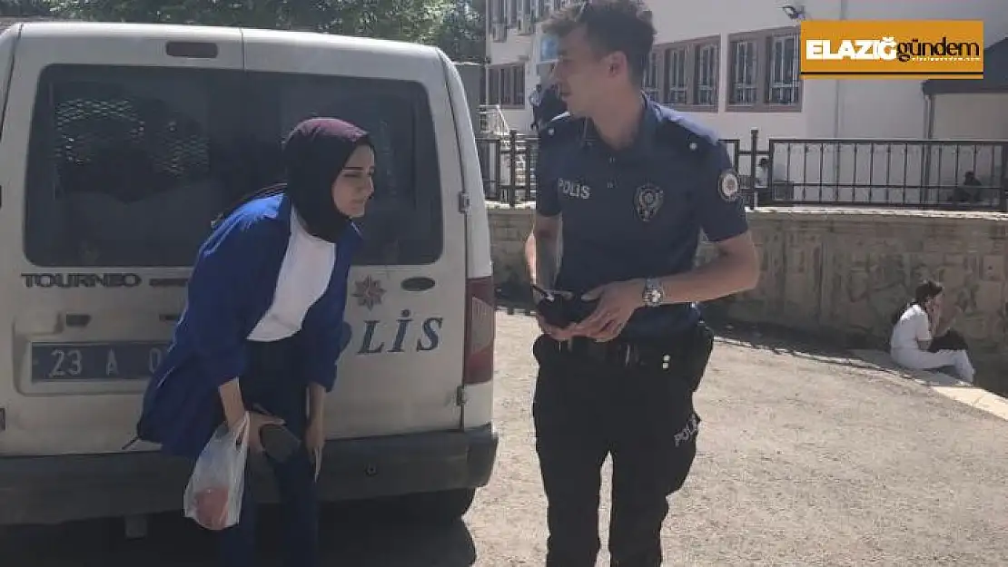 Sınava geç kalan vatandaşların yardımına polis ekipleri yetişti