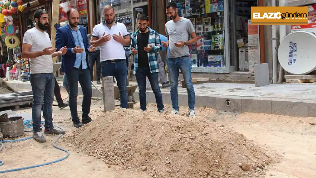 Sokak ortasındaki mezarı görenler durup dua okudu, gerçek ise bambaşka çıktı