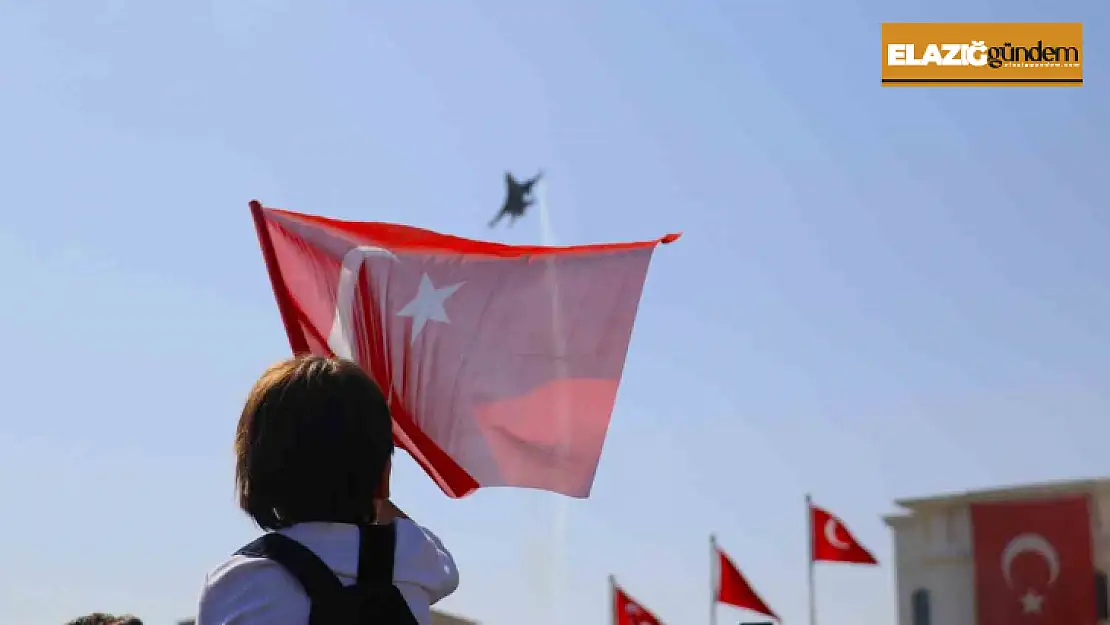 SOLOTÜRK, Elazığ'ı selamladı