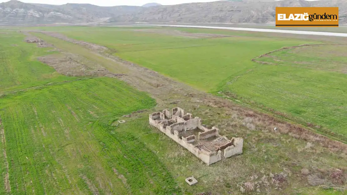 Sular çekildi, eski tren garı gün yüzüne çıktı