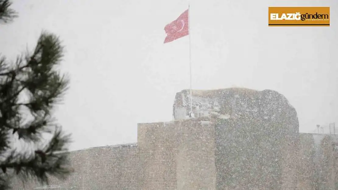 Tarihi Harput Mahallesi'nde kar etkisi artırdı, göz gözü görmedi