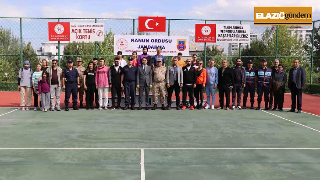 Tenis turnuvasında derece girenlere ödülleri verildi