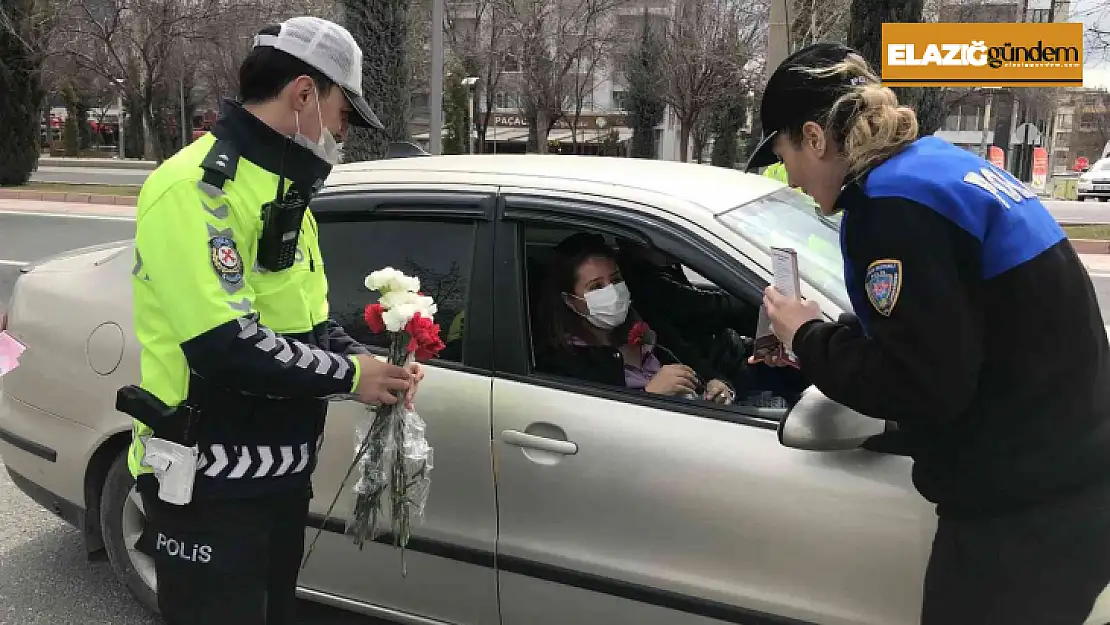 Elazığ polisi, kadınları karanfillerle karşıladı