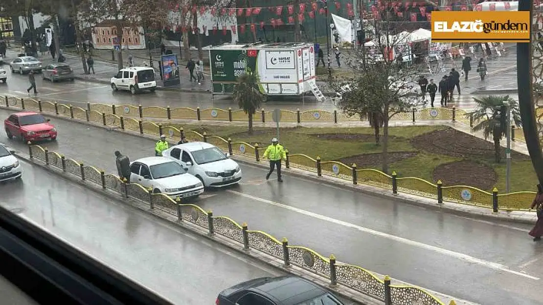 Trafikte arızalanan aracın yardımına polis ekipleri yetişti