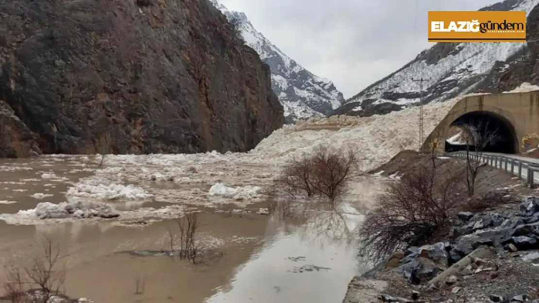 Tunceli-Erzincan karayolunda çığ düştü