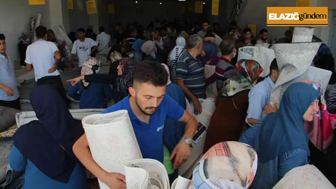 Ucuz halı almak isteyen vatandaşlar birbiriyle yarıştı, kapıda kuyruklar oluştu