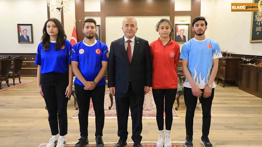 Vali Hatipoğlu, gençlerle bir araya geldi