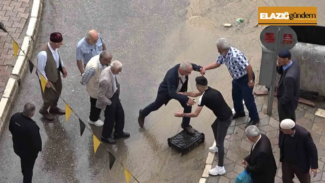 Vatandaşlardan dereye dönen yola 'kasalı' çözüm