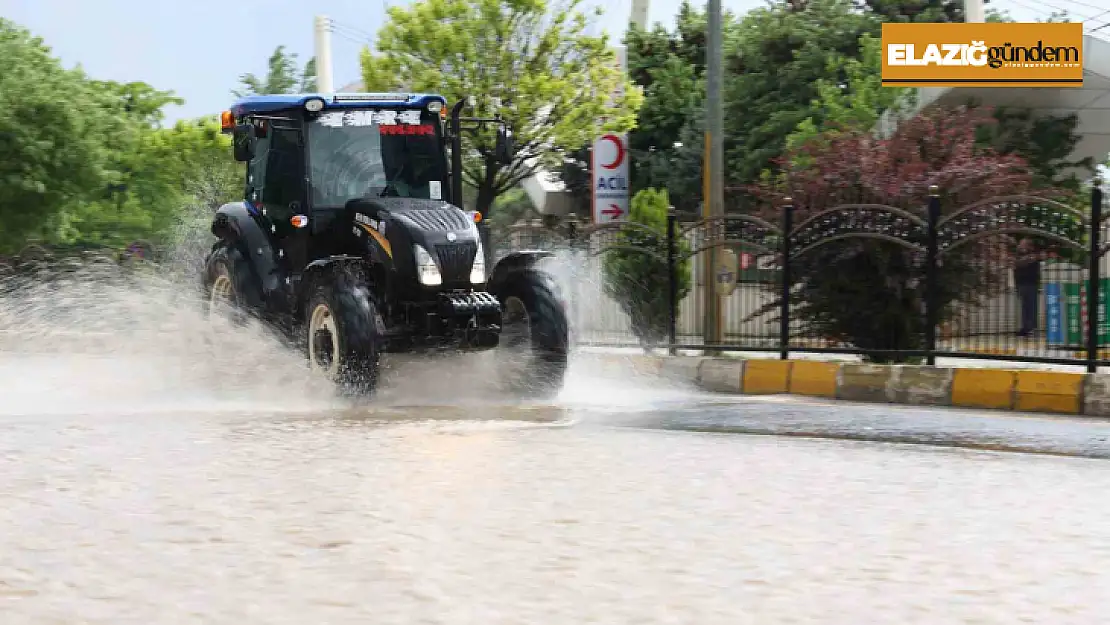 Yağmur alt geçidi suyla doldurdu, sürücüler güçlük çekti