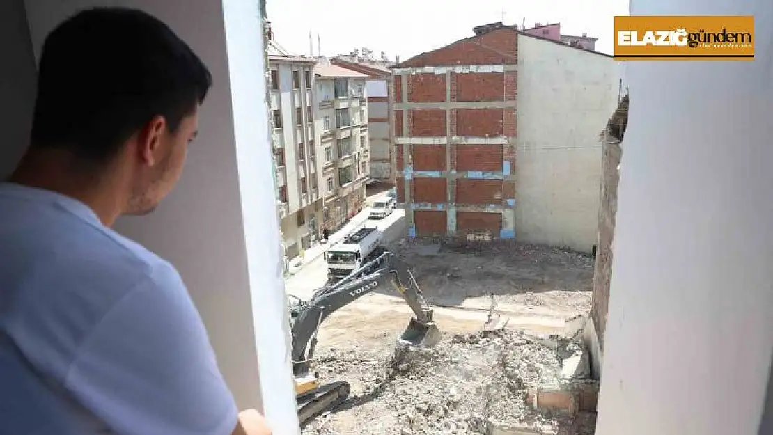 Yıkım çalışmasında ortaya çıktı, 35 yıldır iki bina tek duvarı kullanmış