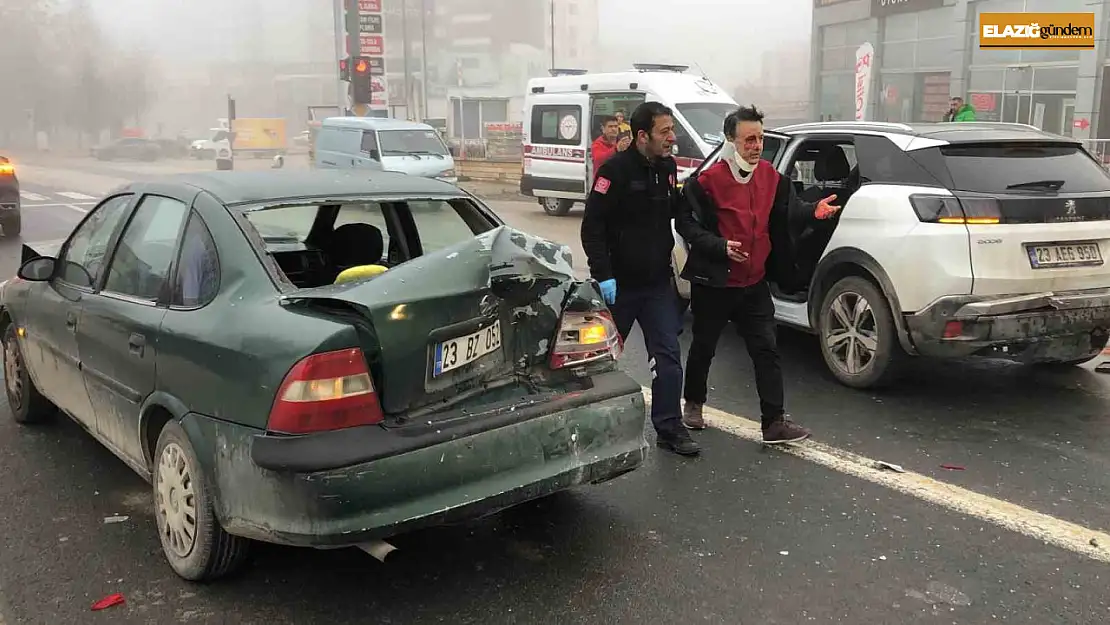 Yoğun sis ve buzlanma zincirleme kazayı beraberinde getirdi: 6 araç çarpıştı, 3 yaralı