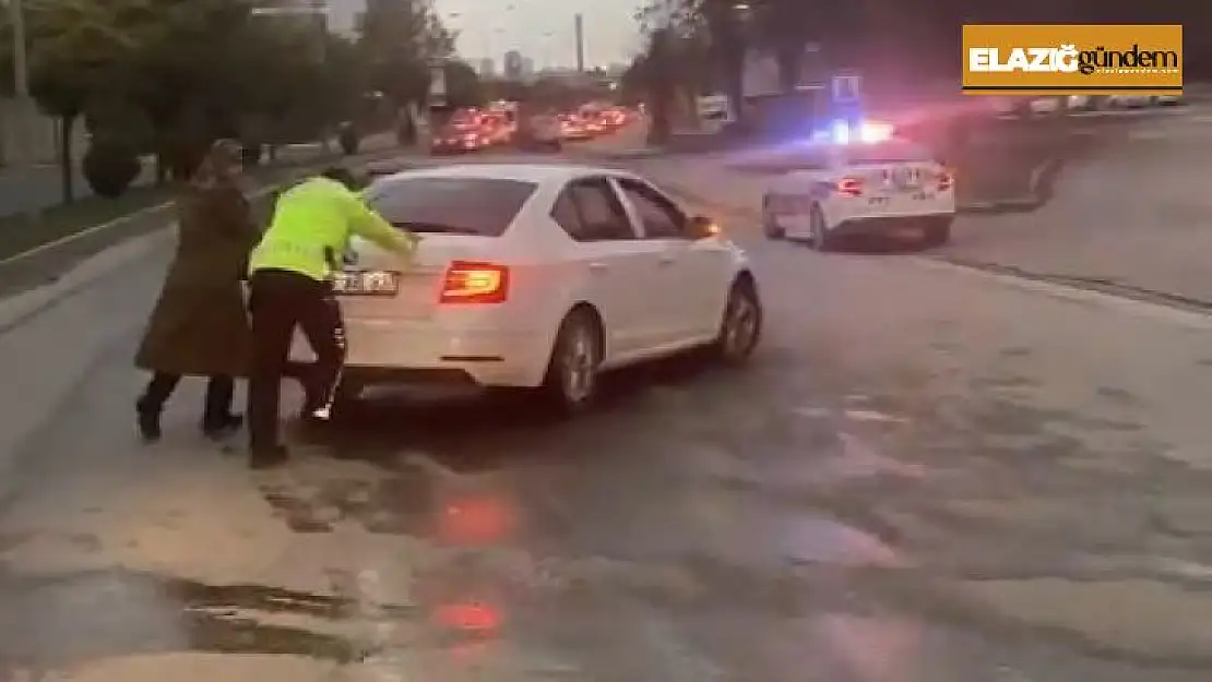 Yolda kalan kadın sürücünün yardımına, polis ekipleri yetişti