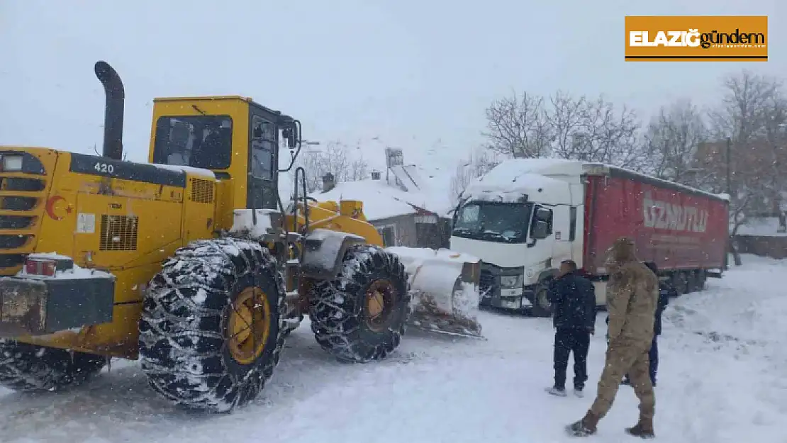 Yolda kalan tırın yardımına ekipler yetişti